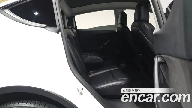 Tesla Model Y — Фото автомобиля 16