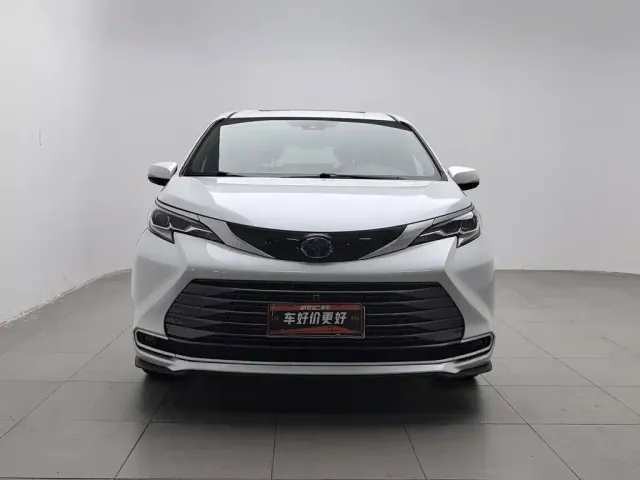 Toyota Sienna — Фото автомобиля 3