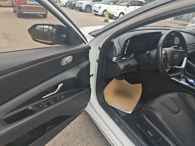 Hyundai Elantra — Фото автомобиля 15