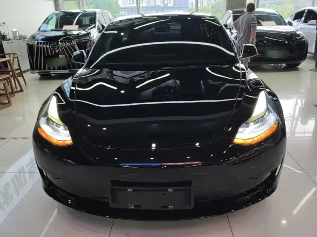 Tesla Model 3 — Фото автомобиля 2