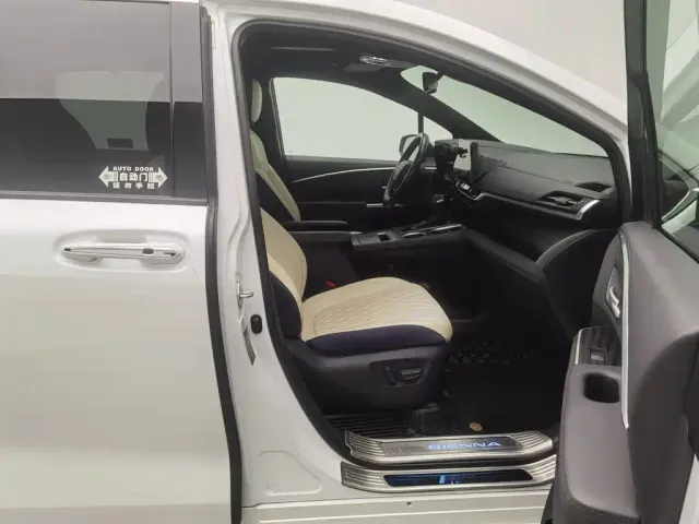 Toyota Sienna — Фото автомобиля 23