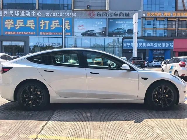 Tesla Model 3 — Фото автомобиля 5