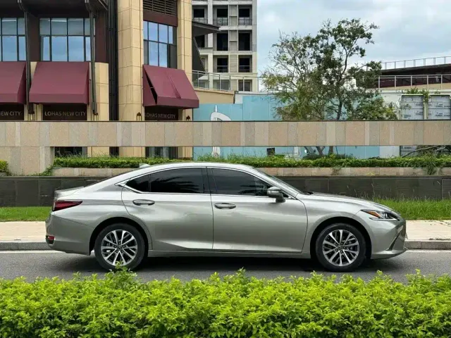 Lexus ES — Фото автомобиля 4