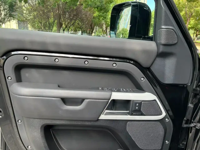 Land Rover Defender — Фото автомобиля 7
