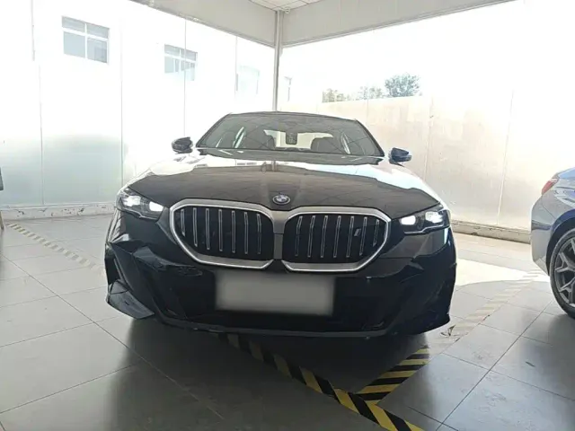 BMW i5 — Фото автомобиля 2