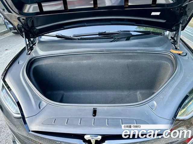 Tesla Model X — Фото автомобиля 19