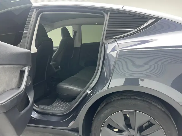 Tesla Model Y — Фото автомобиля 17
