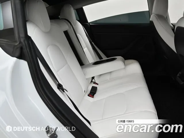 Tesla Model 3 — Фото автомобиля 12