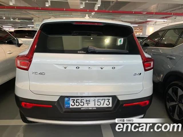 Volvo XC40 — Фото автомобиля 2