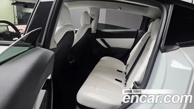 Tesla Model Y — Фото автомобиля 16
