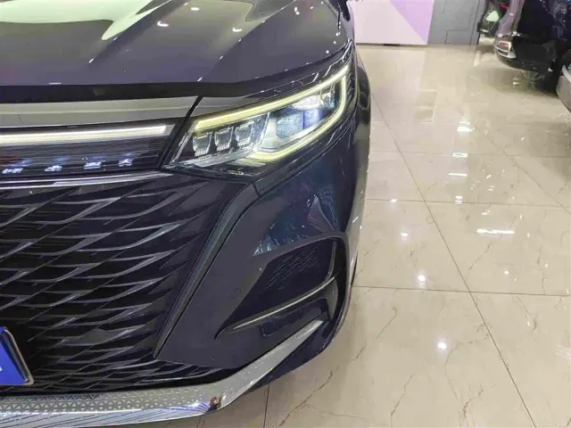 Roewe iMAX8 — Фото автомобиля 11