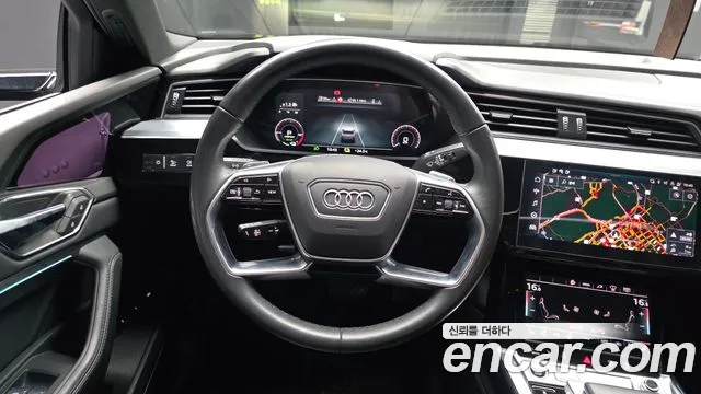 Audi e-tron — Фото автомобиля 13