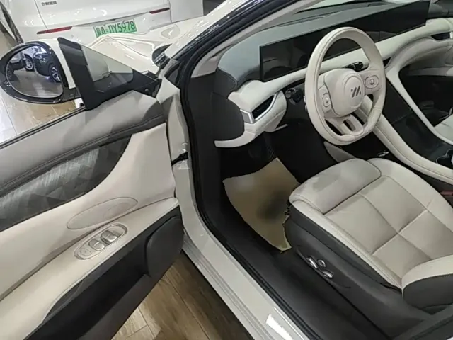 IM Motors LS6 — Фото автомобиля 15