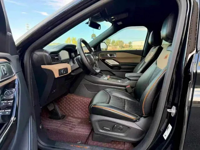Ford Explorer — Фото автомобиля 4