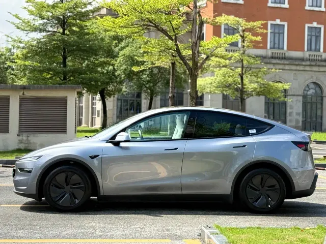 Tesla Model Y — Фото автомобиля 7
