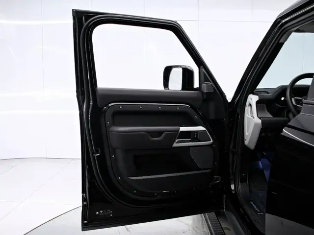 Land Rover Defender — Фото автомобиля 12