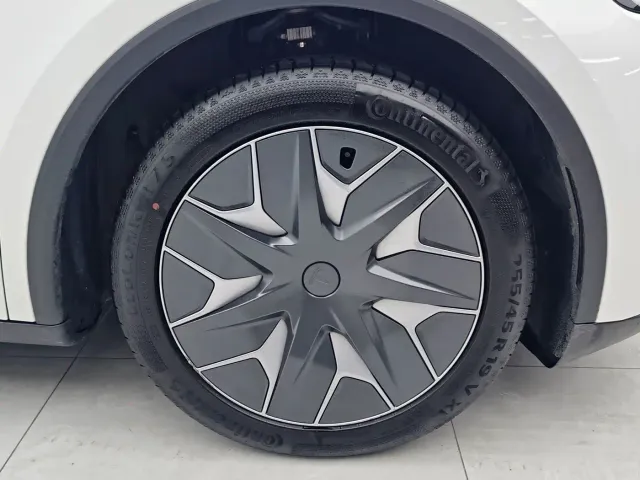 Tesla Model Y L — Фото автомобиля 8