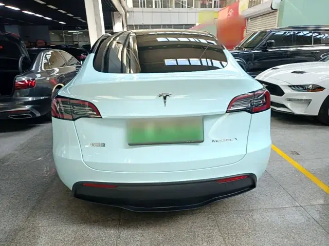 Tesla Model Y — Фото автомобиля 5