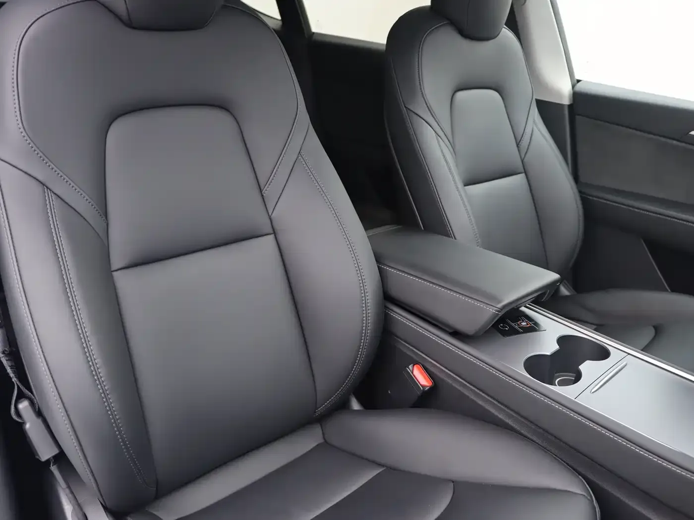 Tesla Model Y 2022 Facelift Rear-Wheel Drive Version — Фото автомобиля 10