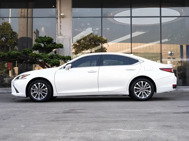 Lexus ES — Фото автомобиля 4