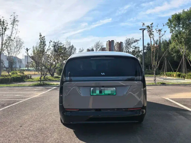 Li Auto MEGA — Фото автомобиля 4