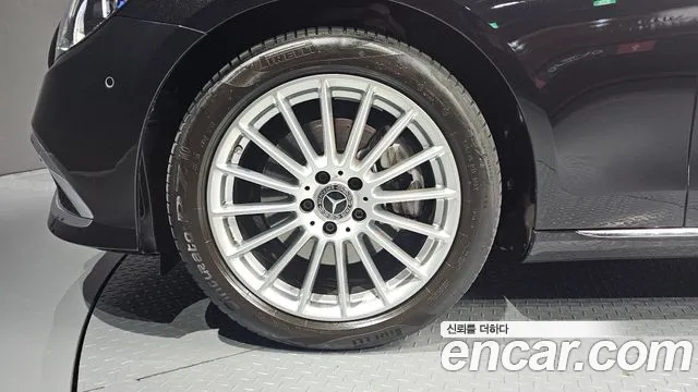 Mercedes-Benz E-Class — Фото автомобиля 5