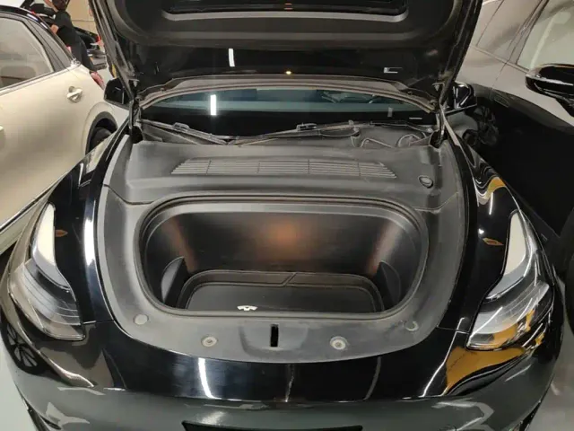 Tesla Model Y — Фото автомобиля 19