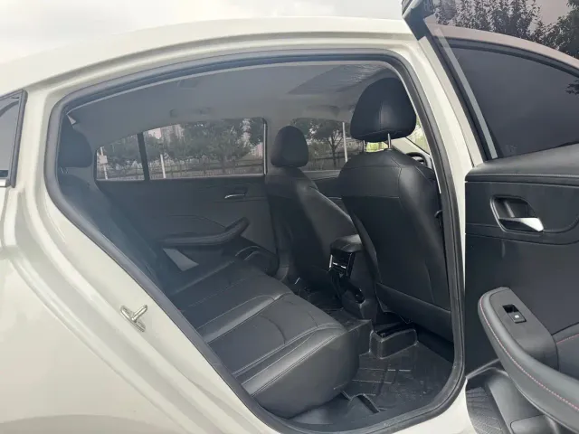 Roewe i5 — Фото автомобиля 10