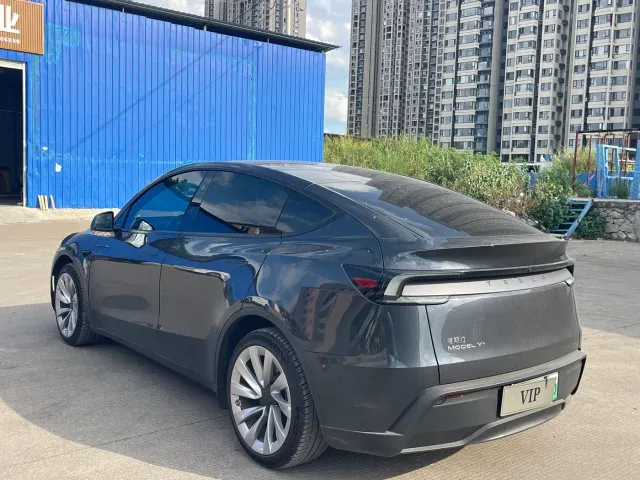 Tesla Model Y — Фото автомобиля 6