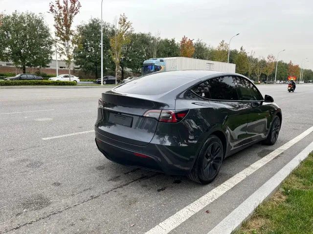 Tesla Model Y — Фото автомобиля 21