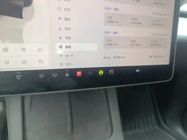 Tesla Model Y — Фото автомобиля 13