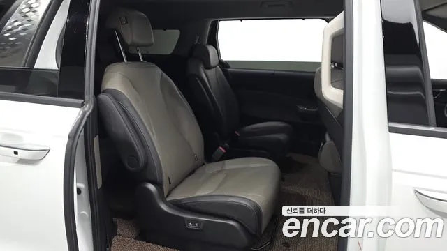 Kia Carnival Generation 4 — Фото автомобиля 11
