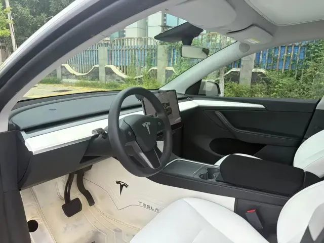 Tesla Model Y — Фото автомобиля 8