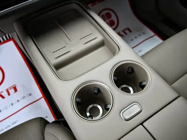 Li Auto i8 — Фото автомобиля 18