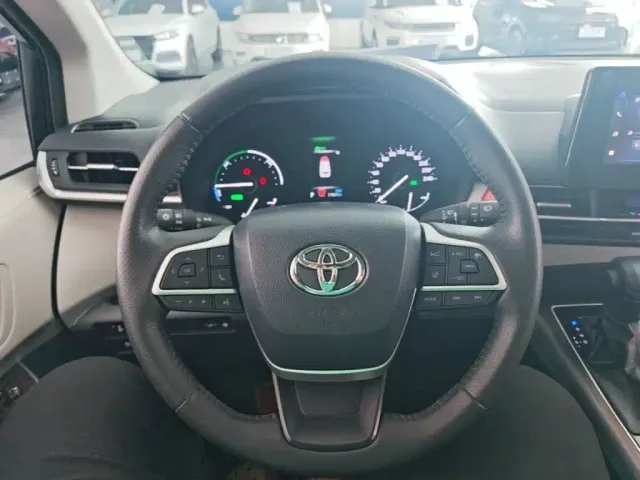 Toyota Sienna — Фото автомобиля 10