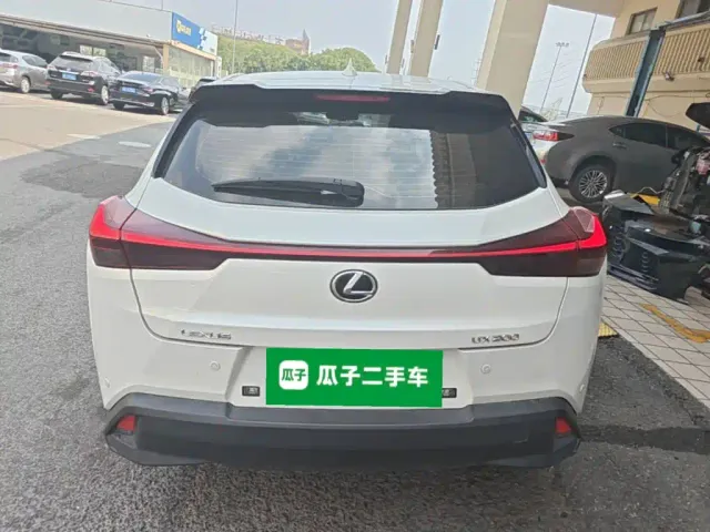 Lexus UX — Фото автомобиля 5
