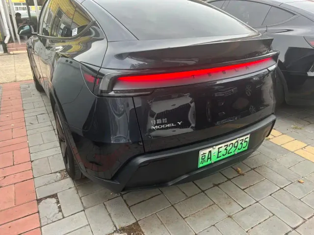 Tesla Model Y — Фото автомобиля 11