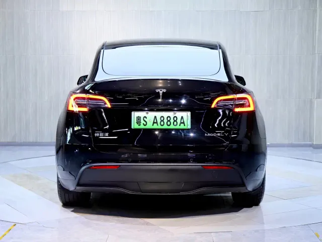 Tesla Model Y — Фото автомобиля 6