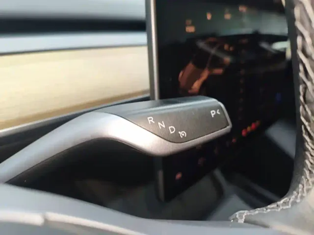 Tesla Model Y — Фото автомобиля 13