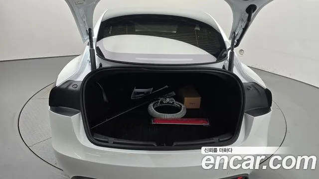 Tesla Model 3 — Фото автомобиля 30