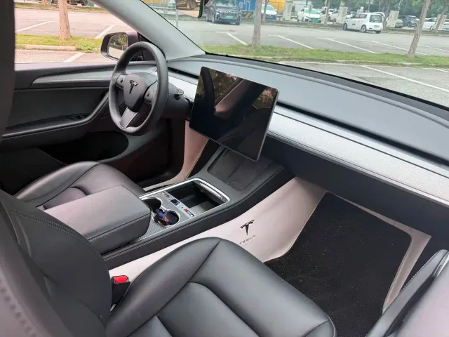 Tesla Model Y — Фото автомобиля 11