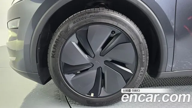 Tesla Model Y — Фото автомобиля 5