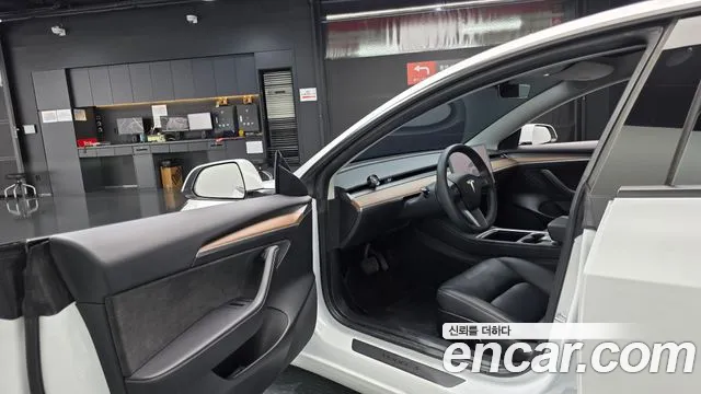 Tesla Model 3 — Фото автомобиля 15