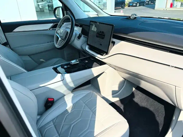 Volvo EM90 — Фото автомобиля 9