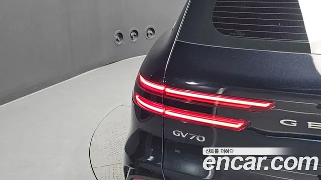 Genesis GV70 — Фото автомобиля 8