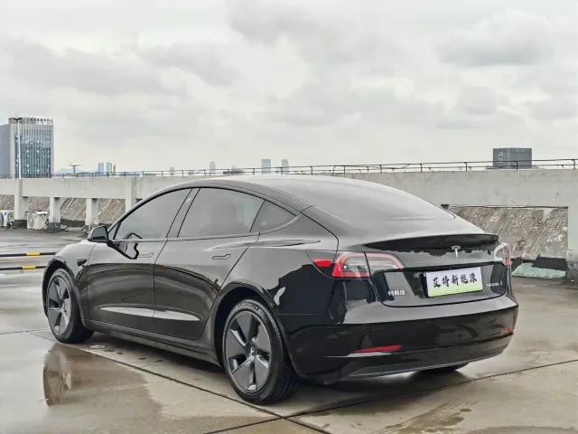 Tesla Model 3 — Фото автомобиля 5