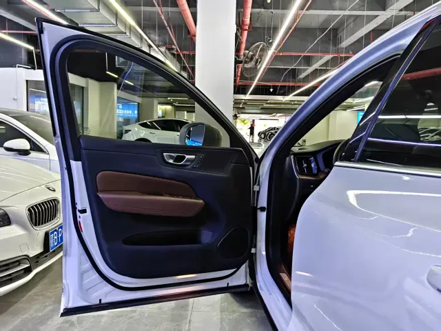 Volvo XC60 — Фото автомобиля 14