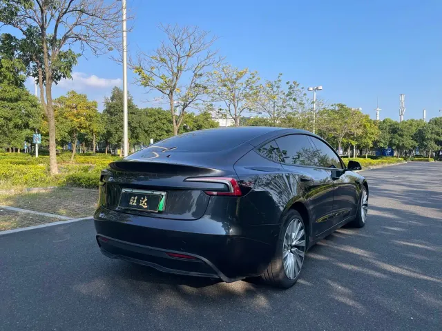 Tesla Model 3 — Фото автомобиля 9