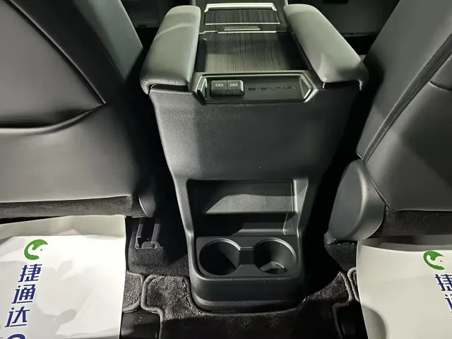 Toyota Sienna — Фото автомобиля 10