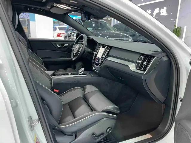 Volvo S60 — Фото автомобиля 5